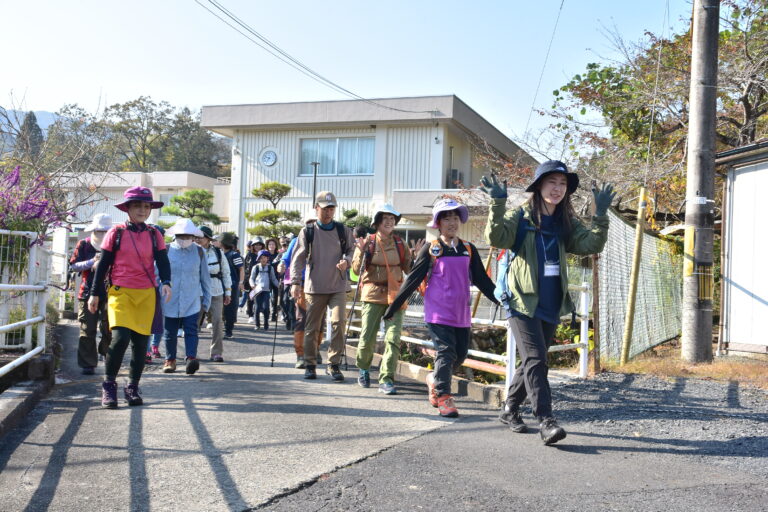 岩屋城跡へ向け出発した家族連れら