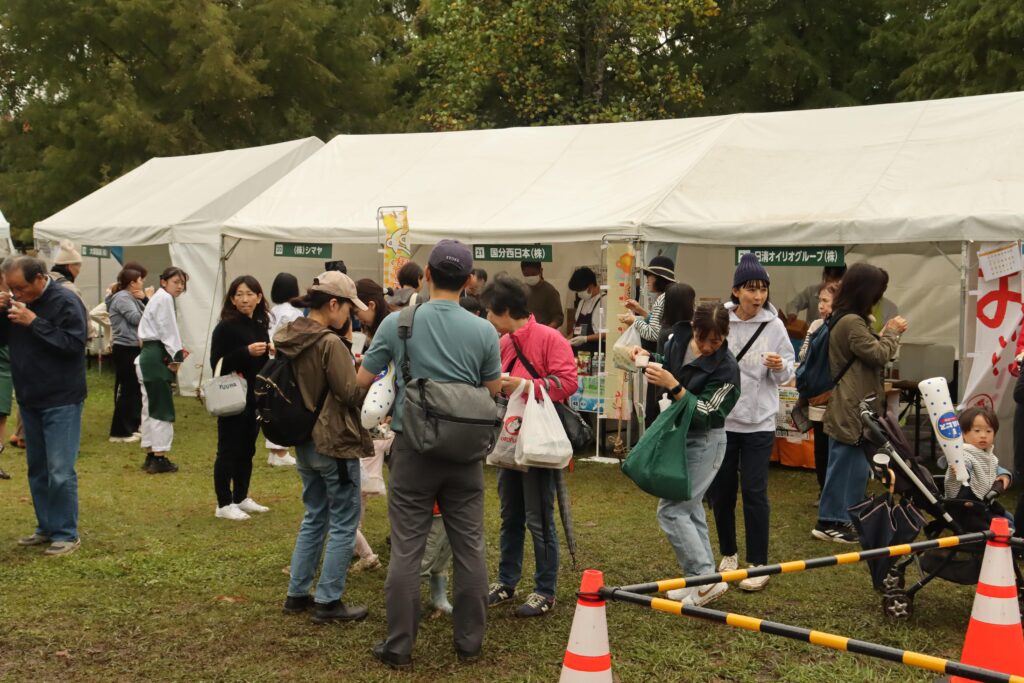 にぎわうMARUIフードフェスタの会場