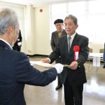 山形会長からくすのき賞の表彰状を受け取る小林会長