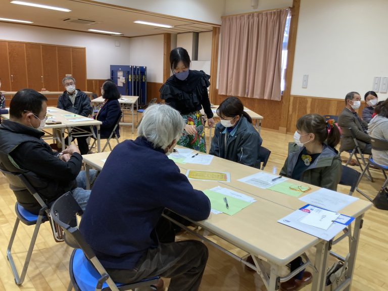 食を通じた多様な文化について学ぶ参加者