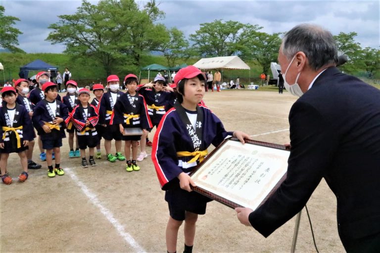 市長から表彰伝達を受ける河辺井ノ口少年消防クラブの代表