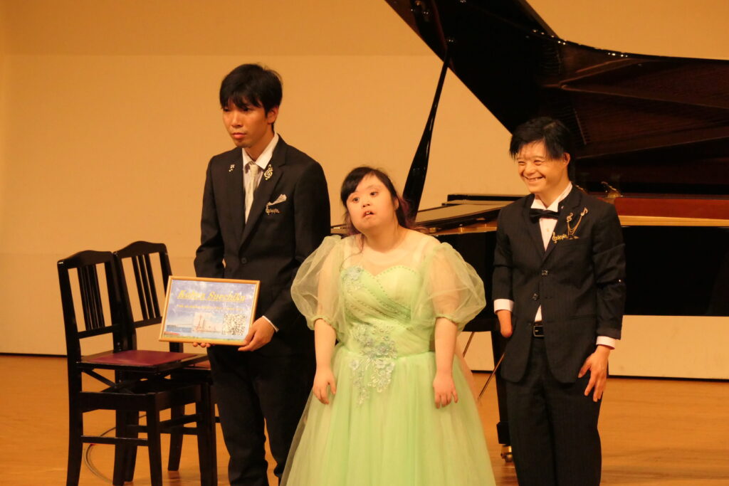 来場者にあいさつする川嶋さん（中央）と鈴木さん（右）、末近さん