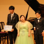 来場者にあいさつする川嶋さん（中央）と鈴木さん（右）、末近さん