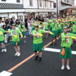 河童姿で軽快な踊りを披露する参加者たち＝岡山県津山市で