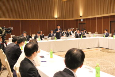 あいさつする伊原木知事＝岡山県津山市で