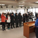 「頑張ろう!」と三唱して士気を高める会場