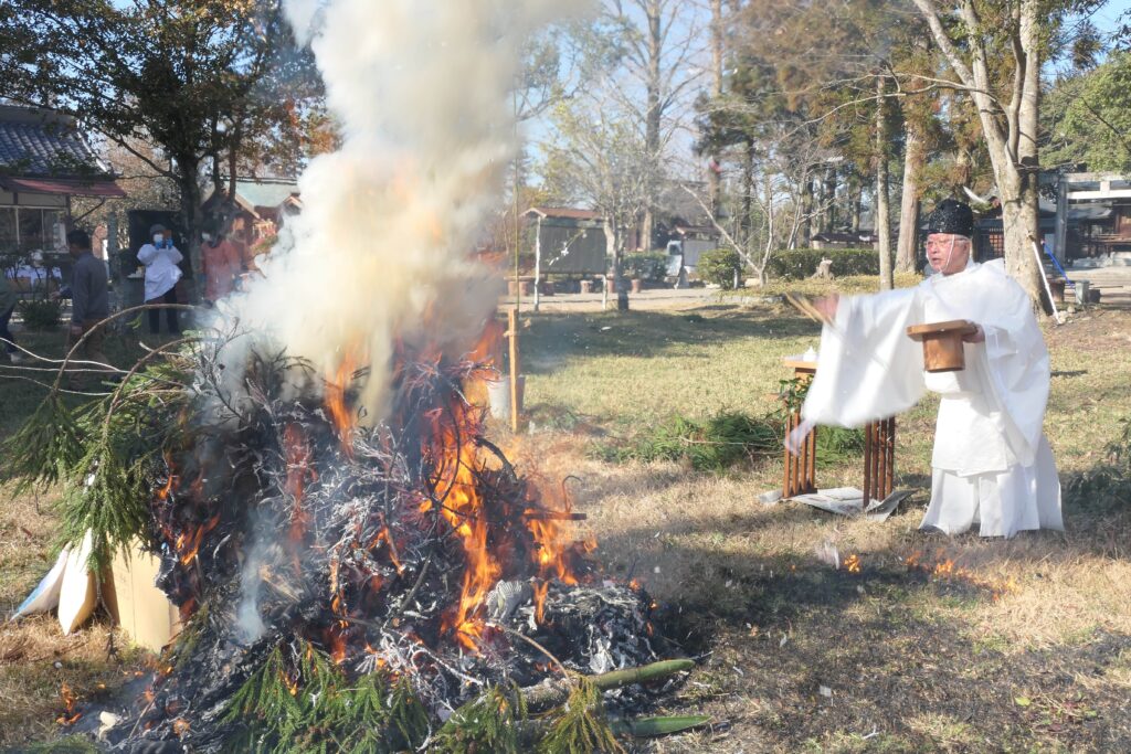 たき火に投げ入れられる古筆=岡山県津山市神戸の作楽神社で