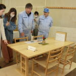 訓練生の木工作品を品定めする来場者=岡山県津山市で