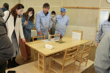 訓練生の木工作品を品定めする来場者=岡山県津山市で