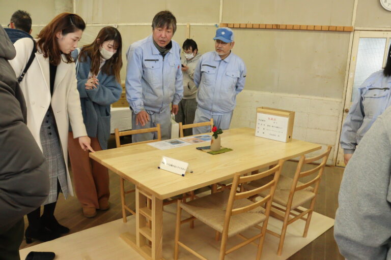 訓練生の木工作品を品定めする来場者=岡山県津山市で