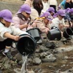 ウナギの幼魚を放流する園児=岡山県津山市で