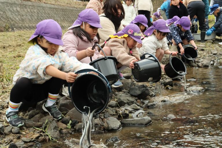 ウナギの幼魚を放流する園児=岡山県津山市で