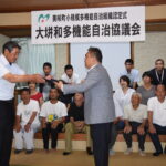 岡﨑会長に認定証を授与する青野町長=岡山県美咲町で