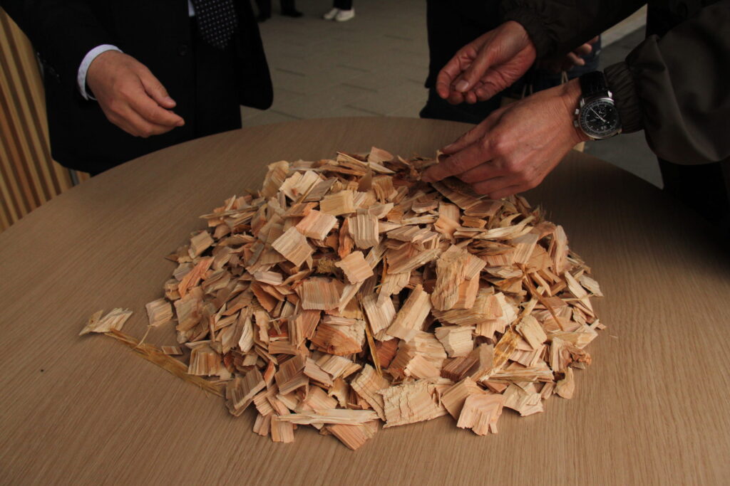 美作市産針葉樹で生成した木材チップ