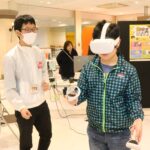 VRによる3Dのリズムゲームを楽しむ来場者=岡山県津山市で