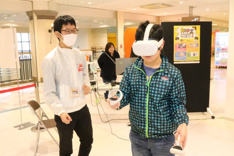 VRによる3Dのリズムゲームを楽しむ来場者=岡山県津山市で