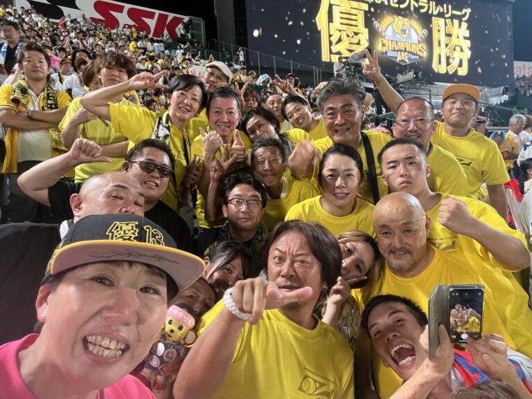 熱気の中ファンと勝利を分かち合う吉元さん（左下）=兵庫県西宮市、阪神甲子園球場で