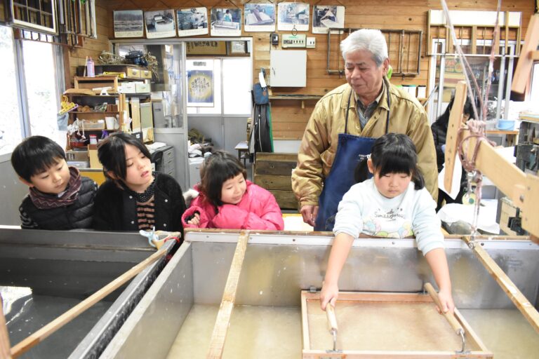 紙すきを体験する児童たち=岡山県真庭市で