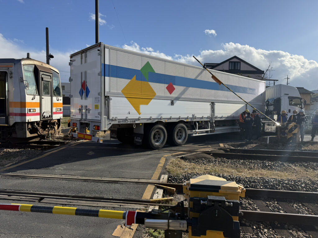 脱輪し、線路内で立ち往生する大型トラック
