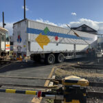 脱輪し、線路内で立ち往生する大型トラック