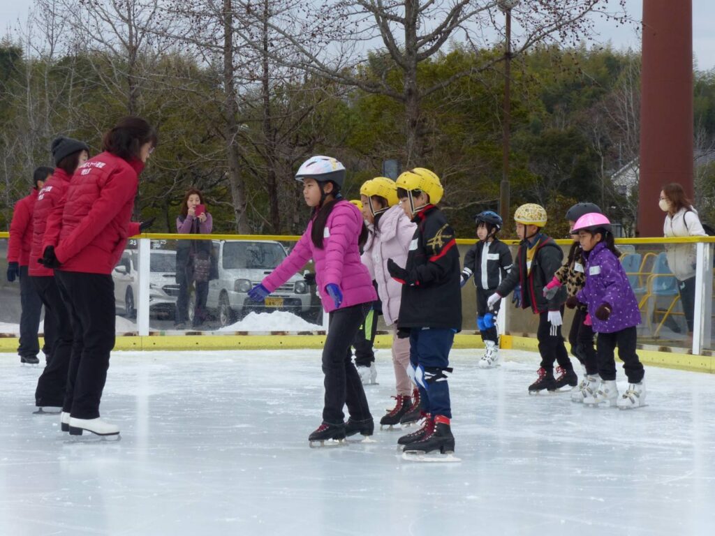 スケートを教わる子どもたち=岡山県津山市のアイスランド津山で