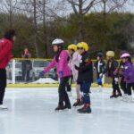 スケートを教わる子どもたち=岡山県津山市のアイスランド津山で