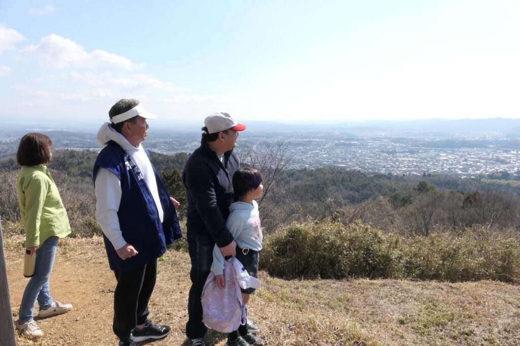 津山市の町が一望できる山頂の景色