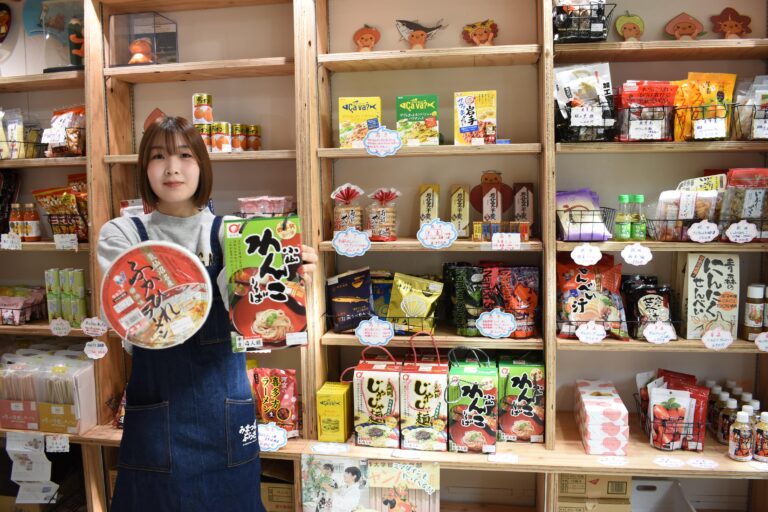 東北フェアをＰＲする美作大学生=岡山県津山市で