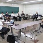 ポスター案を提示する芦田委員長＝岡山県津山市で