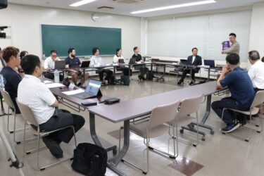 ポスター案を提示する芦田委員長＝岡山県津山市で
