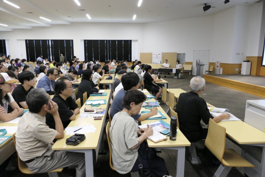 美作大学で開かれた長谷川さんの講義を聴く学生と来場者