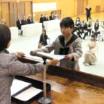 卒業証書を受け取る児童＝岡山県津山市、清泉小学校で