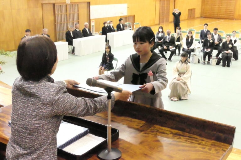 卒業証書を受け取る児童＝岡山県津山市、清泉小学校で