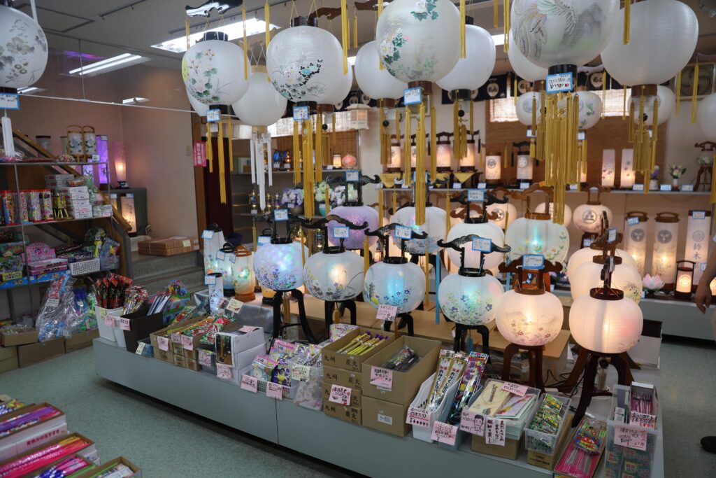 店頭に並んだ花火と盆提灯