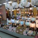 店頭に並んだ色鮮やかな盆提灯と花火