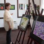 情緒豊かな数々の作品に見入る来場者＝岡山県津山市で