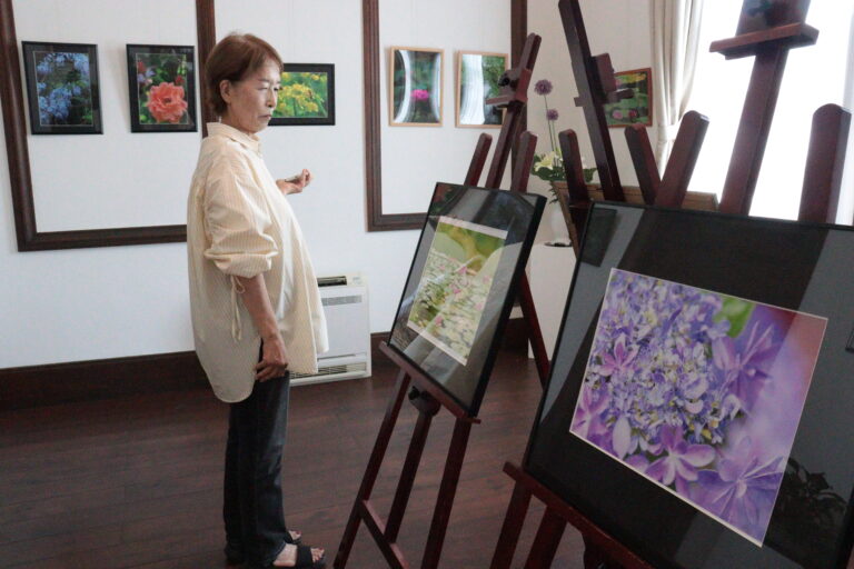 情緒豊かな数々の作品に見入る来場者＝岡山県津山市で