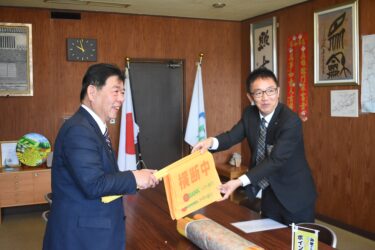 事故防止に使って　横断旗100本寄贈　トマト銀行／岡山・美作市