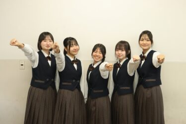 1位を目指し闘志を燃やすメンバー=岡山県津山市で
