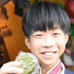 銀メダルを手にする江見君=岡山県津山市で