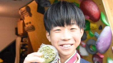 銀メダルを手にする江見君=岡山県津山市で