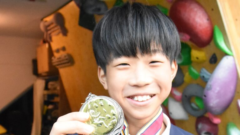 銀メダルを手にする江見君=岡山県津山市で