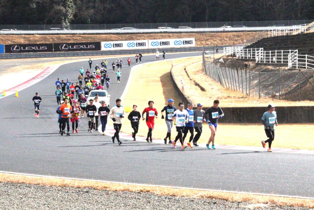 サーキットを駆け抜ける参加者