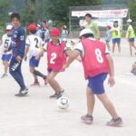 岡山湯郷ベルの選手にアドバイスをもらいながらサッカーを楽しむ子どもたち=岡山県真庭市で