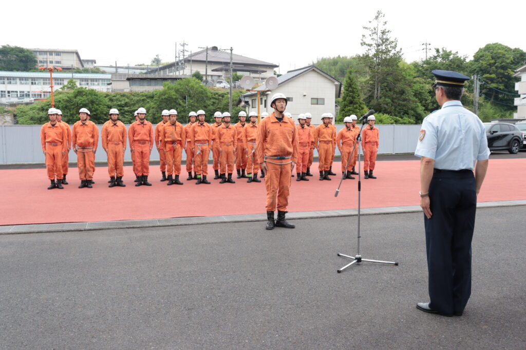 西村消防長の前で決意を述べる隊員