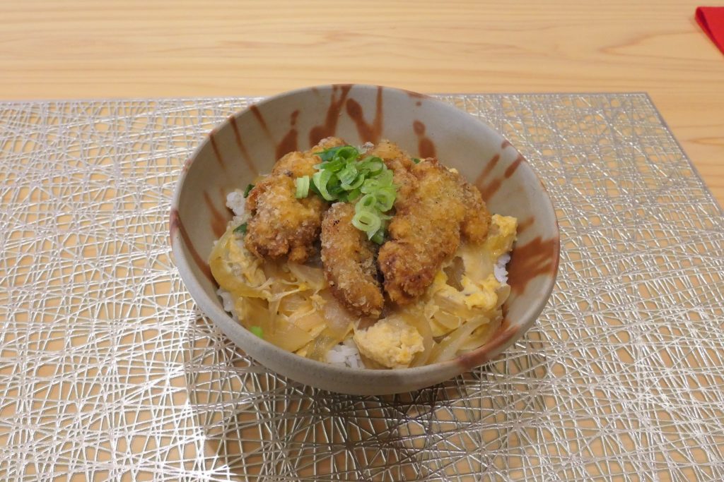 シカ肉に衣をつけて揚げた「しかツ丼」