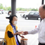 啓発ティッシュを配る松本会長=岡山県津山市で