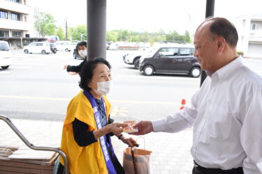啓発ティッシュを配る松本会長=岡山県津山市で