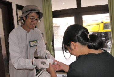 ジェラートに受け取る子ども=岡山県津山市、わかば園で