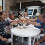 地ビールで乾杯する来場者=岡山県津山市で